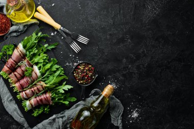 Prosciutto ve arugula. Geleneksel İtalyan mezesi. Üst te. Ücretsiz kopyalama alanı.