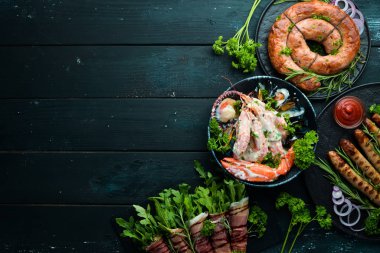 Barbekü yemekleri seti. Sosis ve deniz ürünleri. Üst te. Ücretsiz kopyalama alanı.