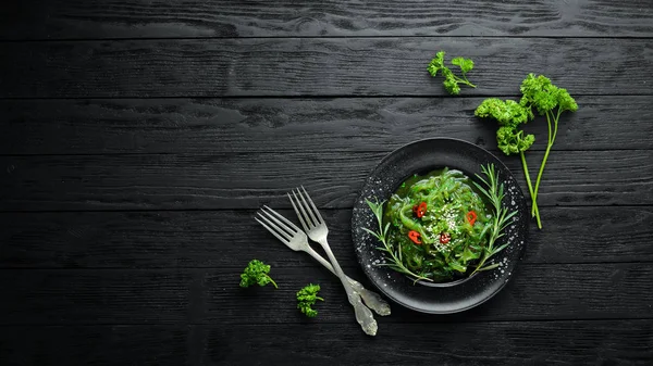 Insalata Alghe Piatto Pietra Nera Cucina Cinese Vista Dall Alto — Foto Stock