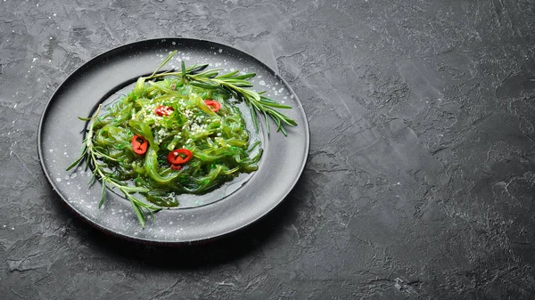 Insalata Alghe Piatto Pietra Nera Cucina Cinese Vista Dall Alto — Foto Stock