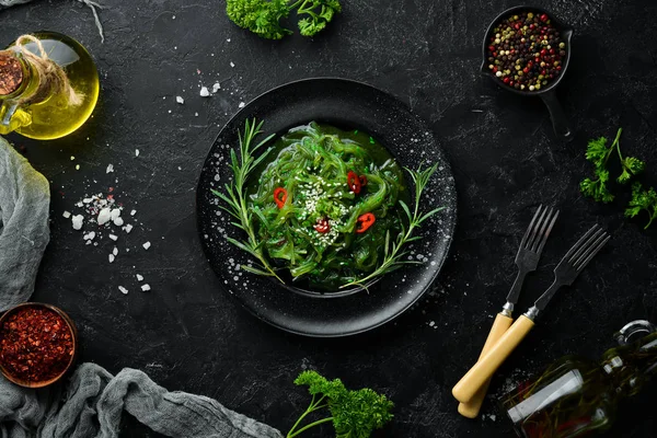 黒い石板に海藻サラダ 中華料理トップビュー 無料コピースペース — ストック写真