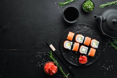 Somon ve avokadoyla Philadelphia suşisi rulosu. Geleneksel Japon Mutfağı. Üst Manzara. Kırsal biçim.