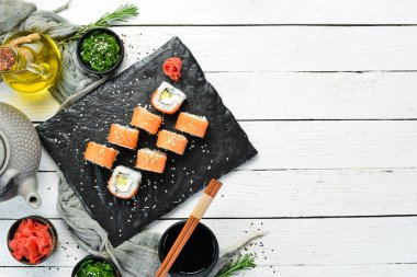 Somon ve avokadoyla Philadelphia suşisi rulosu. Geleneksel Japon Mutfağı. Üst Manzara. Kırsal biçim.