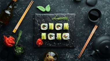 Avokado, somon ve soğanlı suşi. Metnin için boş yer. Geleneksel Japon Mutfağı. Üst Manzara. Kırsal biçim.