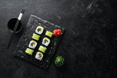 Avokado, somon ve soğanlı suşi. Metnin için boş yer. Geleneksel Japon Mutfağı. Üst Manzara. Kırsal biçim.