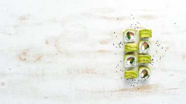 Avokado, somon ve soğanlı suşi. Metnin için boş yer. Geleneksel Japon Mutfağı. Üst Manzara. Kırsal biçim.