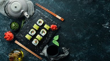 Avokado, somon ve soğanlı suşi. Metnin için boş yer. Geleneksel Japon Mutfağı. Üst Manzara. Kırsal biçim.