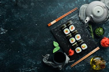 Somon, avokado ve nori ile suşi maki. Metnin için boş yer. Geleneksel Japon Mutfağı. Üst Manzara. Kırsal biçim.