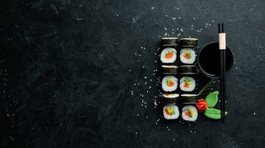 Somon, avokado ve nori ile suşi maki. Metnin için boş yer. Geleneksel Japon Mutfağı. Üst Manzara. Kırsal biçim.