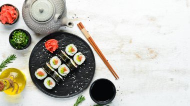 Somon, avokado ve nori ile suşi maki. Metnin için boş yer. Geleneksel Japon Mutfağı. Üst Manzara. Kırsal biçim.