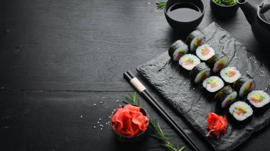 Somon, avokado ve nori ile suşi maki. Metnin için boş yer. Geleneksel Japon Mutfağı. Üst Manzara. Kırsal biçim.