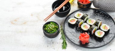 Somon, avokado ve nori ile suşi maki. Metnin için boş yer. Geleneksel Japon Mutfağı. Üst Manzara. Kırsal biçim.