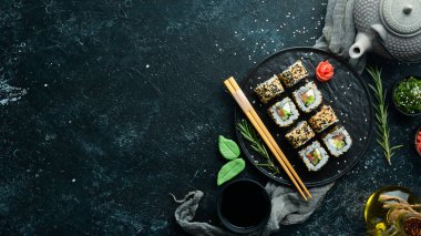 Susamlı suşi, Philadelphia peyniri, somon, avokado. Geleneksel Japon Mutfağı. Üst Manzara. Kırsal biçim.