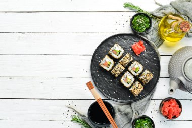 Susamlı suşi, Philadelphia peyniri, somon, avokado. Geleneksel Japon Mutfağı. Üst Manzara. Kırsal biçim.