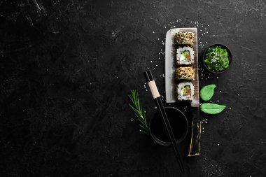 Susamlı suşi, Philadelphia peyniri, somon, avokado. Geleneksel Japon Mutfağı. Üst Manzara. Kırsal biçim.