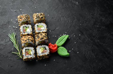 Susamlı suşi, Philadelphia peyniri, somon, avokado. Geleneksel Japon Mutfağı. Üst Manzara. Kırsal biçim.