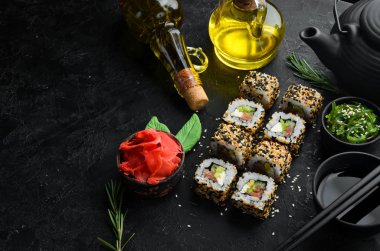 Susamlı suşi, Philadelphia peyniri, somon, avokado. Geleneksel Japon Mutfağı. Üst Manzara. Kırsal biçim.