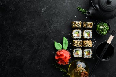 Susamlı suşi, Philadelphia peyniri, somon, avokado. Geleneksel Japon Mutfağı. Üst Manzara. Kırsal biçim.