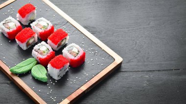 Havyarlı suşi, Philadelphia peyniri, somon, avokado. Geleneksel Japon Mutfağı. Üst Manzara. Kırsal biçim.