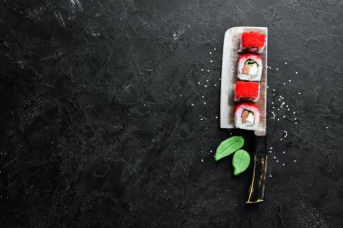 Havyarlı suşi, Philadelphia peyniri, somon, avokado. Geleneksel Japon Mutfağı. Üst Manzara. Kırsal biçim.