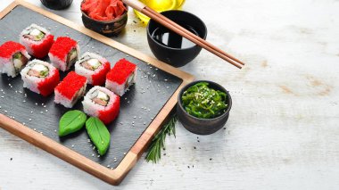 Havyarlı suşi, Philadelphia peyniri, somon, avokado. Geleneksel Japon Mutfağı. Üst Manzara. Kırsal biçim.