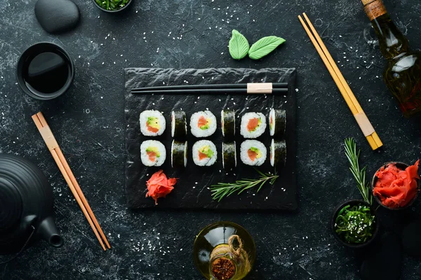 Sushi Maki Dengan Salmon Alpukat Dan Nori Ruang Kosong Untuk — Stok Foto