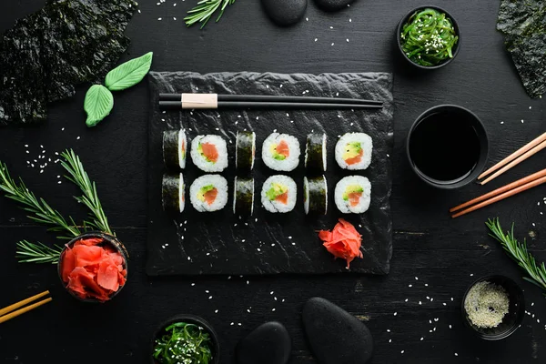 Sushi Maki Dengan Salmon Alpukat Dan Nori Ruang Kosong Untuk — Stok Foto