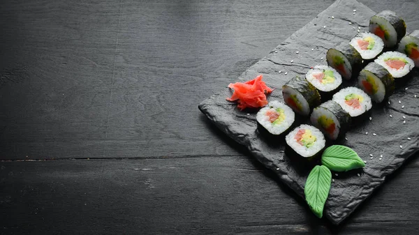 Maki Sushi Łososiem Awokado Nori Wolne Miejsce Tekst Japońska Tradycyjna — Zdjęcie stockowe