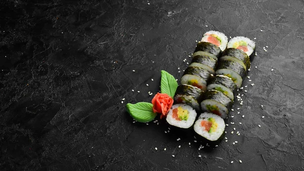 Maki Sushi Łososiem Awokado Nori Wolne Miejsce Tekst Japońska Tradycyjna — Zdjęcie stockowe