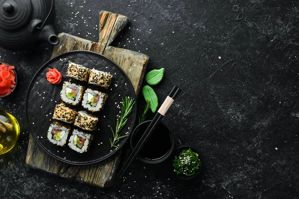 Rotolo Sushi Con Sesamo Formaggio Philadelphia Salmone Avocado Cucina Tradizionale — Foto Stock