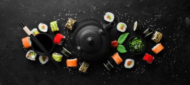 Zencefil, wasabi ve soya soslu suşi ruloları. Geleneksel Japon Mutfağı. Üst Manzara. Kırsal biçim.