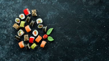 Zencefil, wasabi ve soya soslu suşi ruloları. Geleneksel Japon Mutfağı. Üst Manzara. Kırsal biçim.