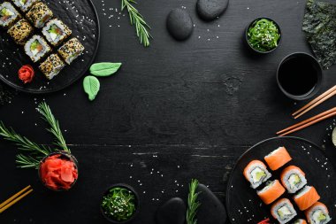 Zencefil, wasabi ve soya soslu suşi ruloları. Geleneksel Japon Mutfağı. Üst Manzara. Kırsal biçim.