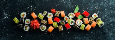 Zencefil, wasabi ve soya soslu suşi ruloları. Geleneksel Japon Mutfağı. Üst Manzara. Kırsal biçim.