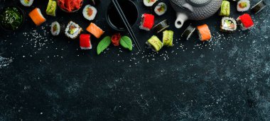 Zencefil, wasabi ve soya soslu suşi ruloları. Geleneksel Japon Mutfağı. Üst Manzara. Kırsal biçim.