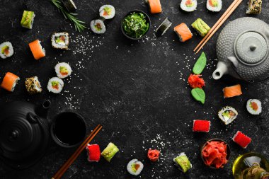 Zencefil, wasabi ve soya soslu suşi ruloları. Geleneksel Japon Mutfağı. Üst Manzara. Kırsal biçim.