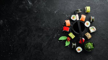 Suşi ve soya sosu. Geleneksel Japon Mutfağı. Üst Manzara. Kırsal biçim.