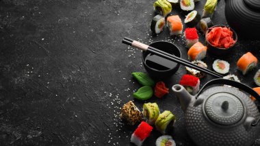 Suşi ve soya sosu. Geleneksel Japon Mutfağı. Üst Manzara. Kırsal biçim.