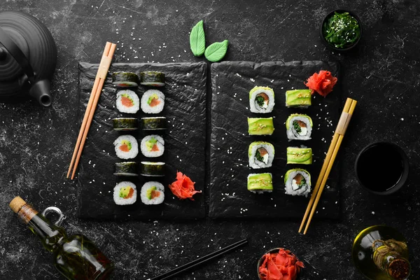 Pozadí Sushi Rolky Čajem Zázvorem Wasabi Sójovou Omáčkou Černém Kamenném — Stock fotografie