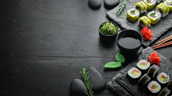 Sada Sushi Sójové Omáčky Tradiční Japonská Kuchyně Horní Pohled Rustikální — Stock fotografie