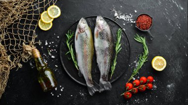 Tabakta çiğ balık alabalığı. Üst te. Metniniz için boş alan.