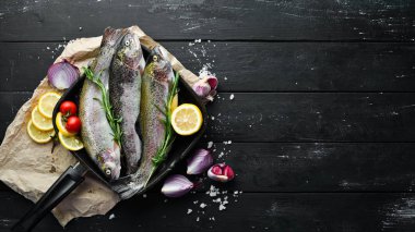 Tavada çiğ balık. Balık alabalığı. Üst te. Metniniz için boş alan.