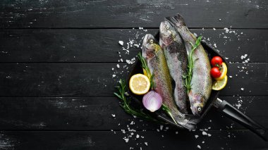 Tavada çiğ balık. Balık alabalığı. Üst te. Metniniz için boş alan.