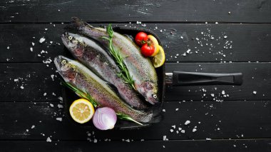 Tavada çiğ balık. Balık alabalığı. Üst te. Metniniz için boş alan.