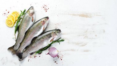 Beyaz ahşap arka planda çiğ balık alabalığı. Üst te. Metniniz için boş alan.