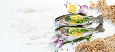 Beyaz ahşap arka planda çiğ balık. Balık alabalığı. Üst Manzara. Metnin için boş yer.