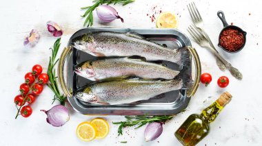 Beyaz ahşap arka planda çiğ balık. Balık alabalığı. Üst Manzara. Metnin için boş yer.