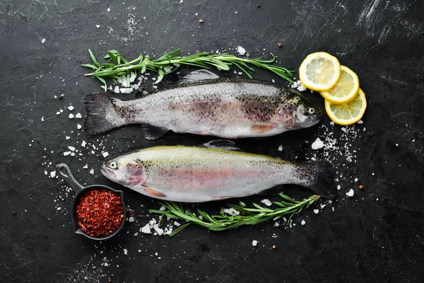 黒い石の背景に野菜と生の魚マス トップビュー テキストの空き領域 — ストック写真