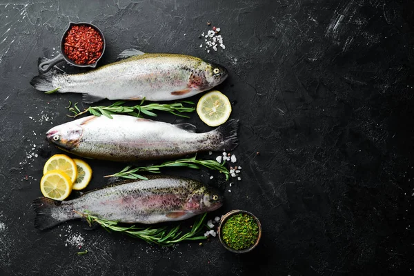 Truta Peixe Cru Com Legumes Fundo Pedra Preta Vista Superior — Fotografia de Stock