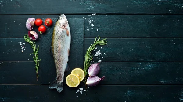 Fisk Med Grönsaker Svart Träbakgrund Fisk Öring Översta Vyn Ledigt — Stockfoto